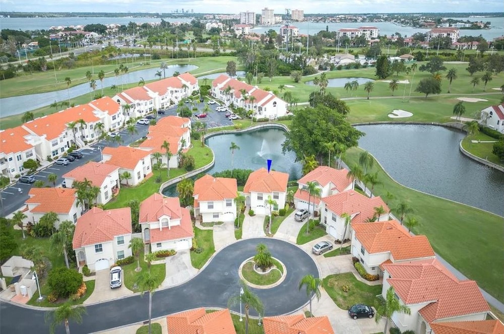 Mirada Manor
