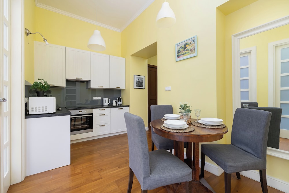 Cozy Apartment in the Center by Renters