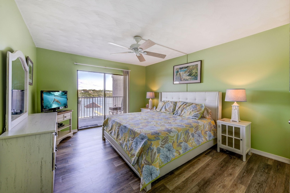 Bayshore Yacht & Tennis 216