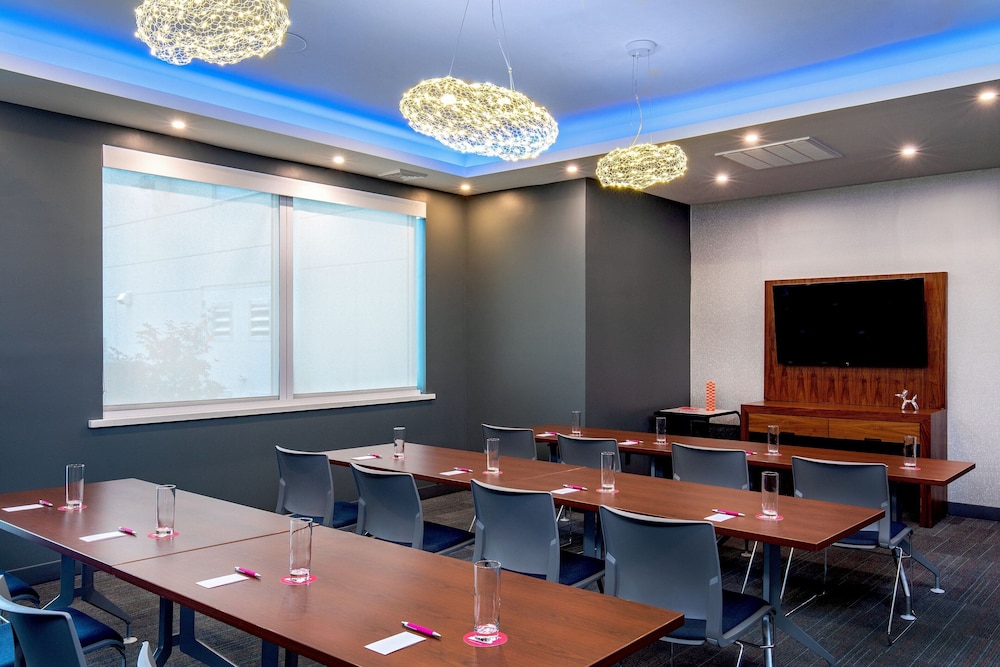 Aloft Framingham - Property Image 3