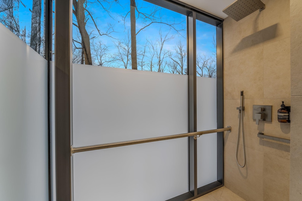 Mirror Villas - Modern Retreat with private hot tubs and mountain view