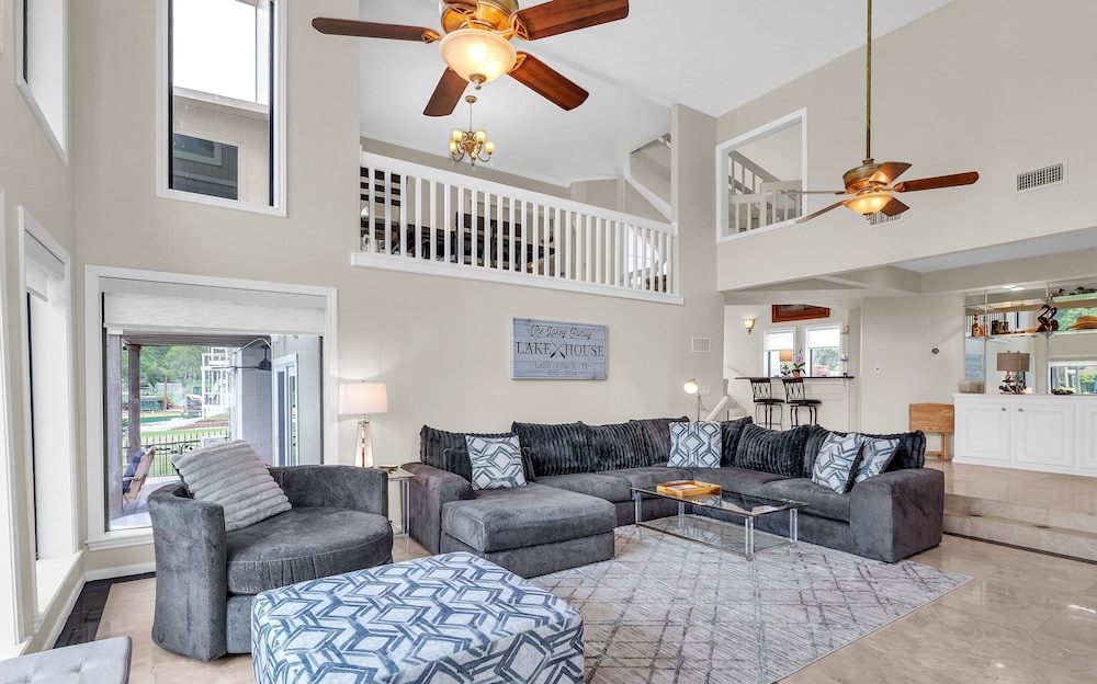 Lakefront Retreat With Private Pool, Hot Tub And Dock 4 Bedroom Home