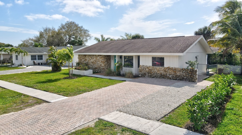 Luxury Pool Dog Friendly Central To Naples And Marco Island By Sky Run Naples 3 Bedroom Home