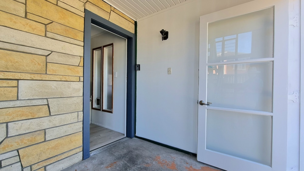 Lovely 2- Bedroom Unit with Free Parking view 2
