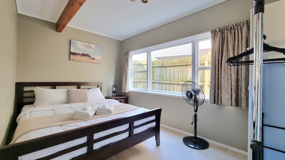 Lovely 2- Bedroom Unit with Free Parking view 3