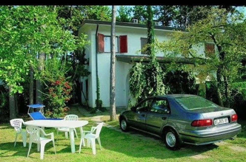 Private Fenced Garden House at 300mt From Lignano Pineta Beach