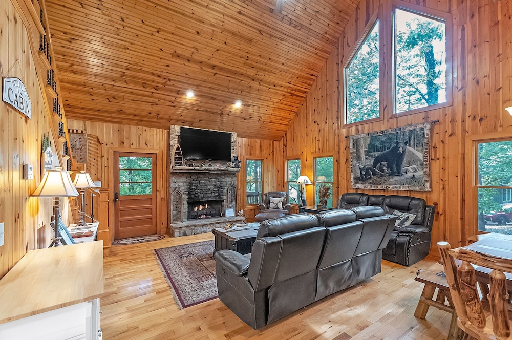 Mountain Getaway With Hot Tub & Game Room 4 Bedroom Cabin