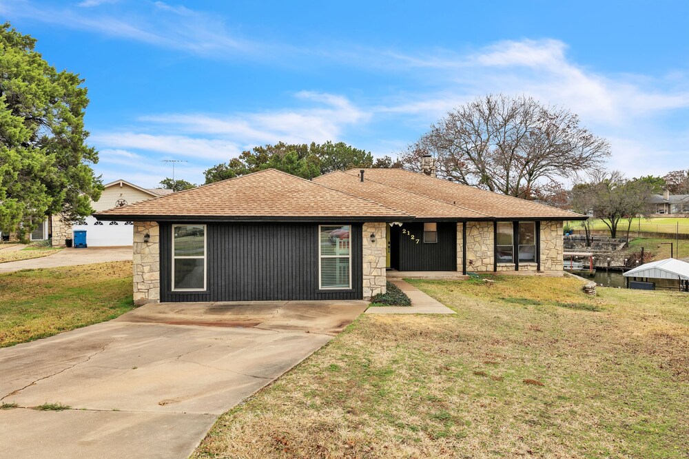Lake House At Granbury 3 Bedroom Home