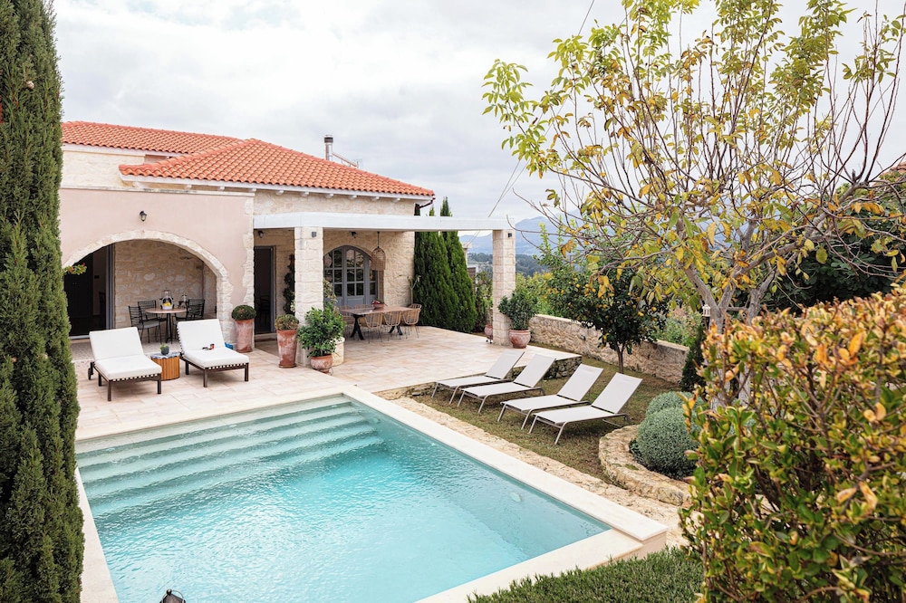 Artemis Apollonas Villa
