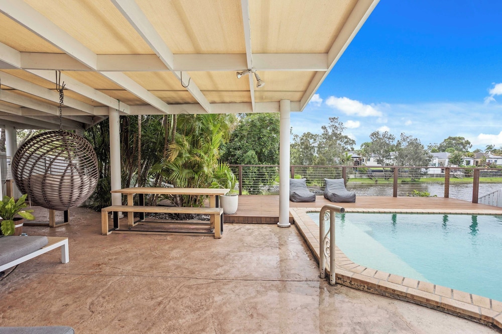Waterfront Canal Escape in Burleigh