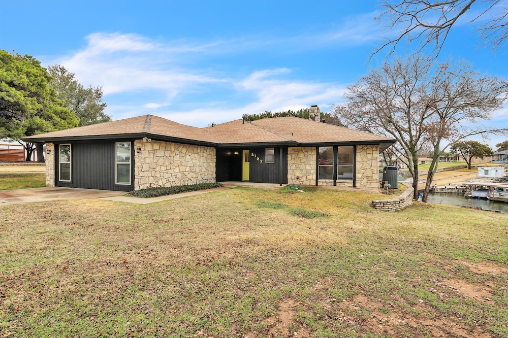 Lake House At Granbury 3 Bedroom Home