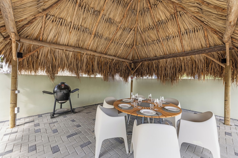 Infinity Blue villa with private pool at Mambo Beach