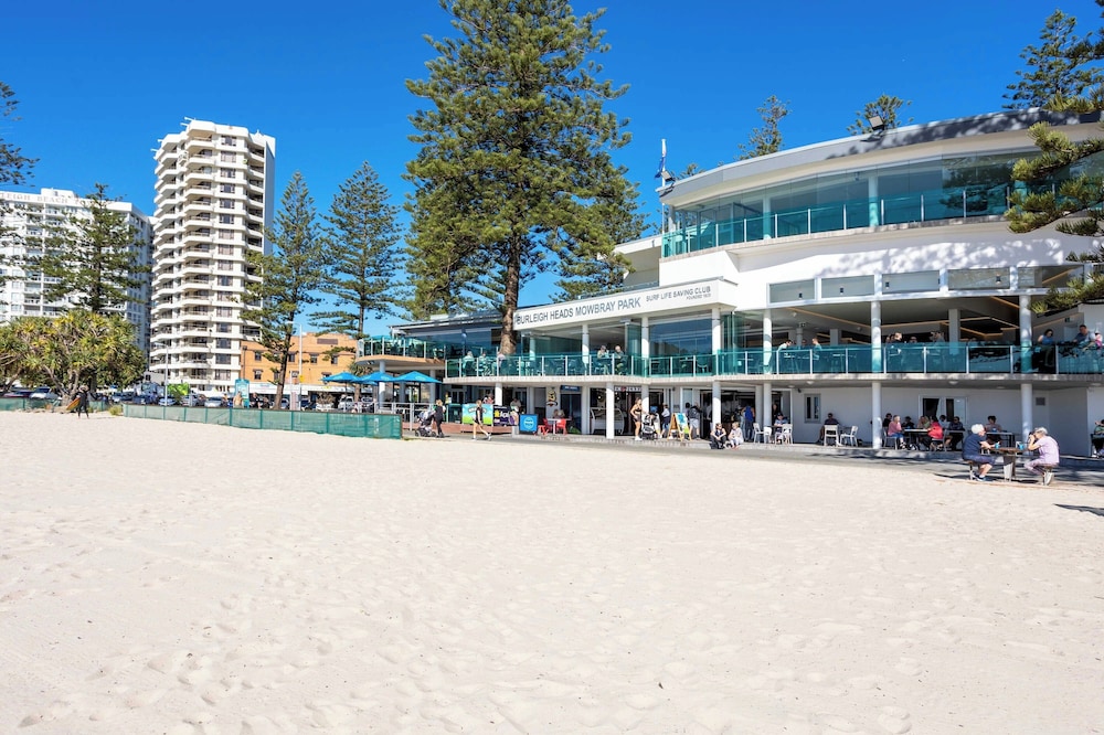 Waterfront Canal Escape in Burleigh
