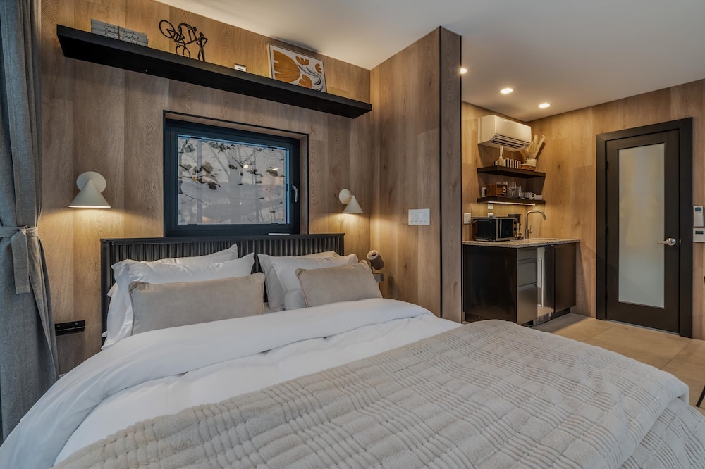 Mirror Villas - Modern Retreat with private hot tubs and mountain view