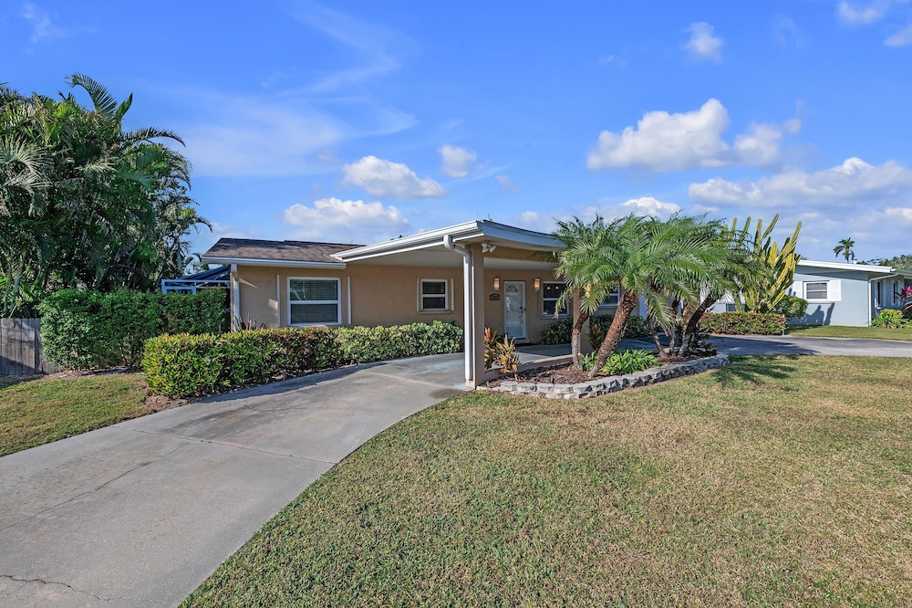 Comfy Home W/ Heated Pool Near Siesta Key Beach 2 Bedroom Home