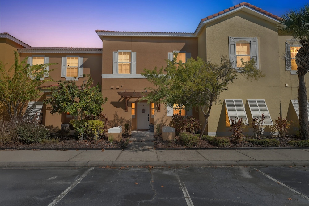 Modern Kissimmee Townhouse Near Disney 3 Bedroom Townhouse