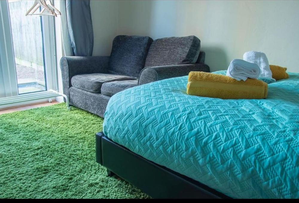 New Cross Mews 4 Bedroom 2 Bathrooms Fast Wifi Parking Sleeps up to 12 view 5