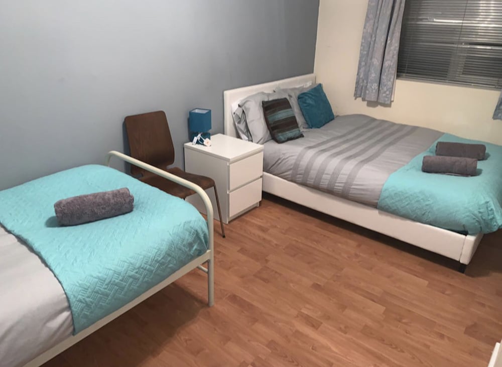 New Cross Mews 4 Bedroom 2 Bathrooms Fast Wifi Parking Sleeps up to 12 view 3