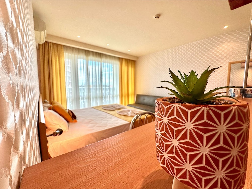 Menada Miramar Palace Apartments