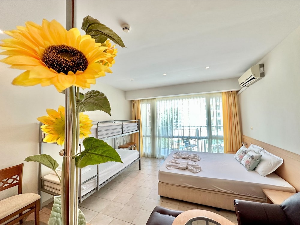 Menada Miramar Palace Apartments