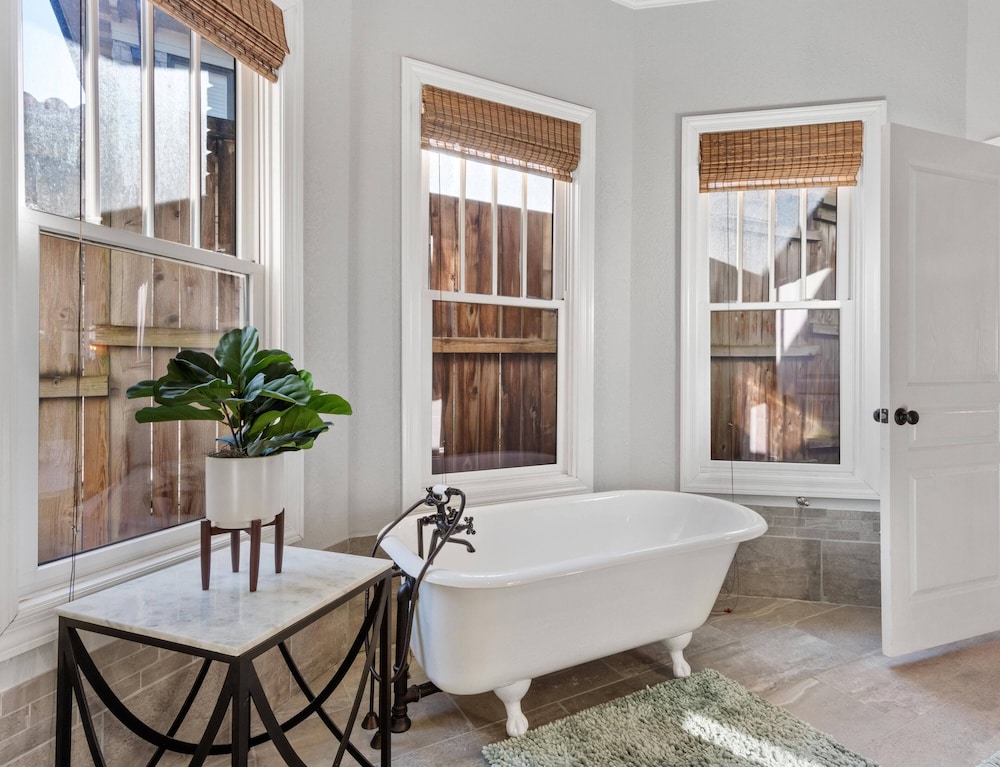 Muletown Haven Stunning Downtown Escape!