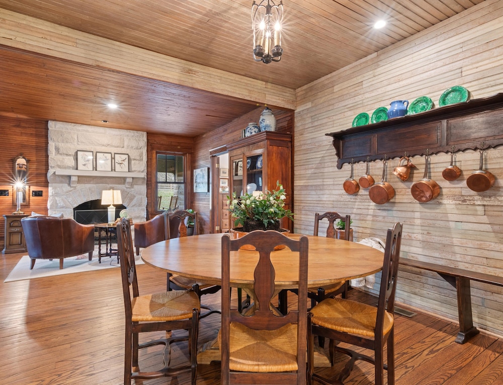 Leipers Retreat Secluded 3 BDR Craftsman Home