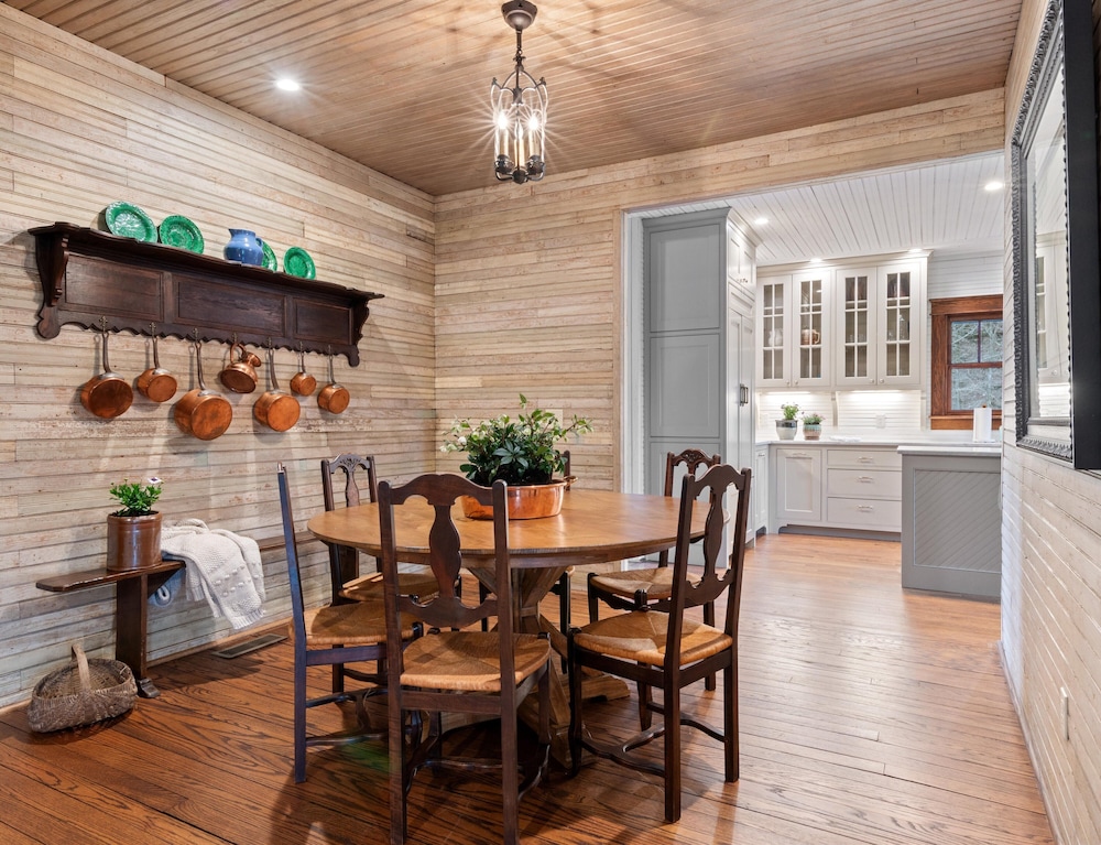 Leipers Retreat Secluded 3 BDR Craftsman Home