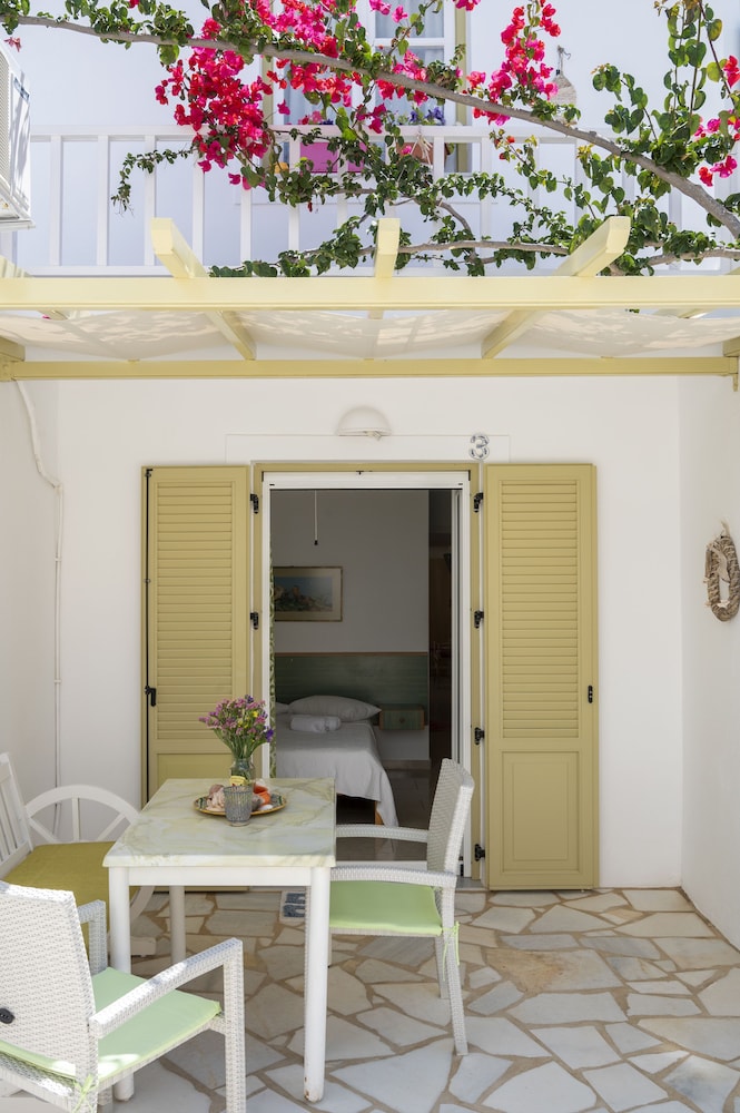 Leonardos Apartments
