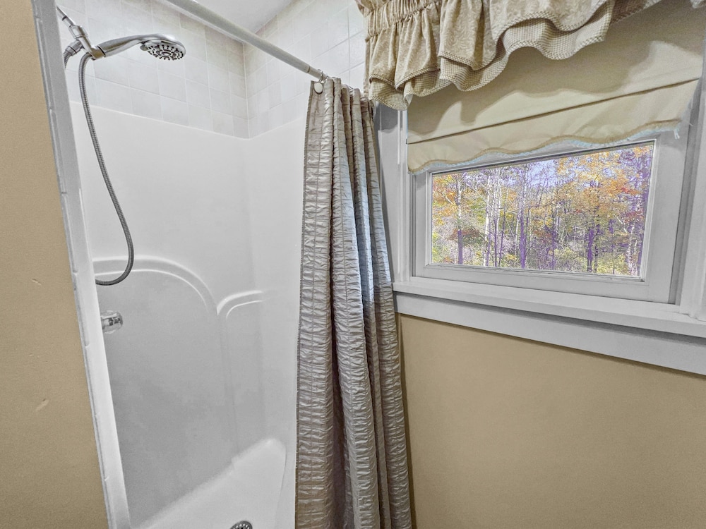 Calimont - Hot Tub- Pet Friendly - Minutes To Killington/pico 6 Bedroom Home by Redawning view 5