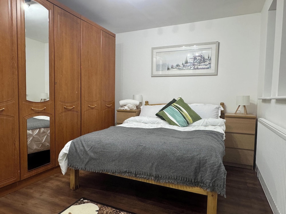 Contemporary 2 bed House With Parking