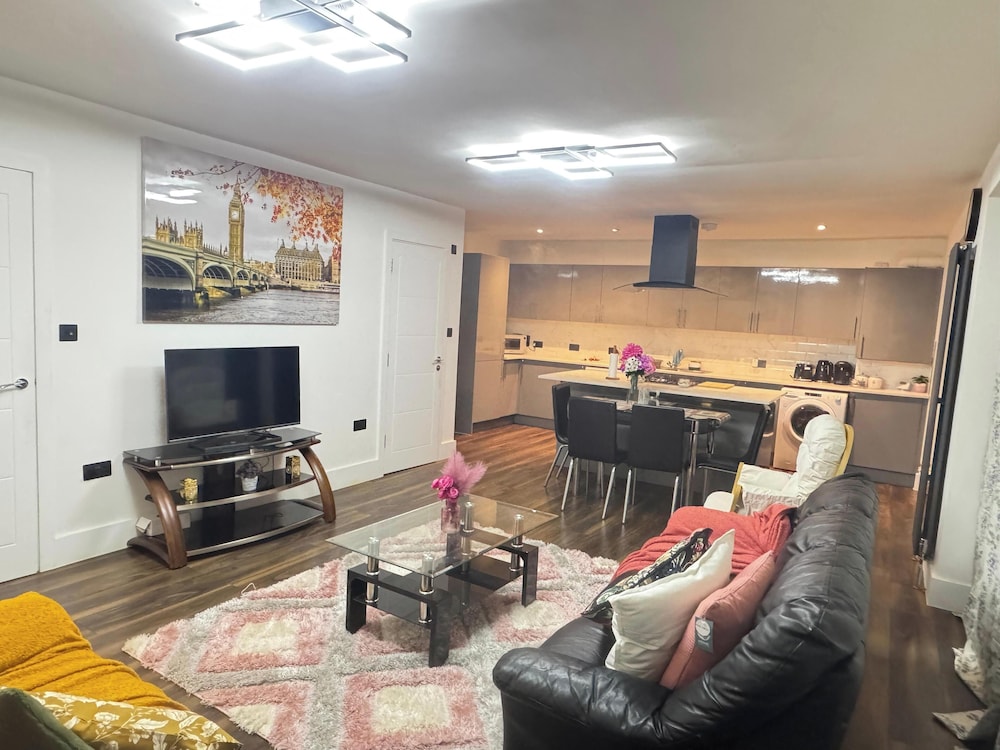 Contemporary 2 bed House With Parking