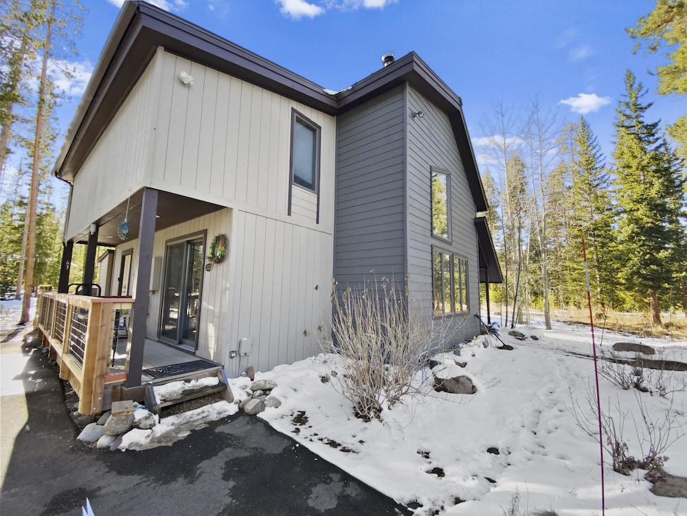 Peak Seven  2 Bedroom Home by RedAwning