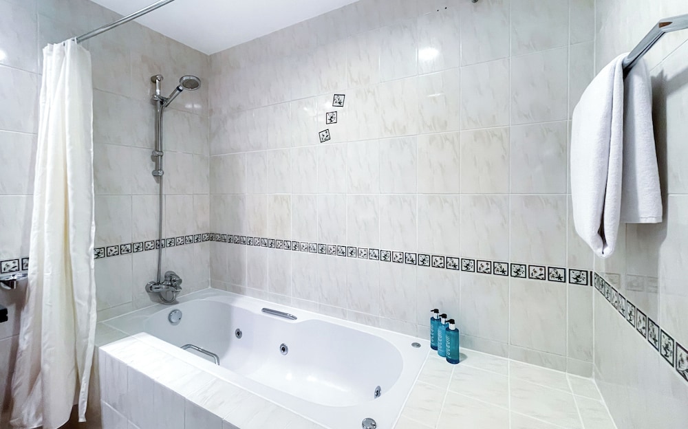bnbme | Damac Waves Tower | 3 + Maids