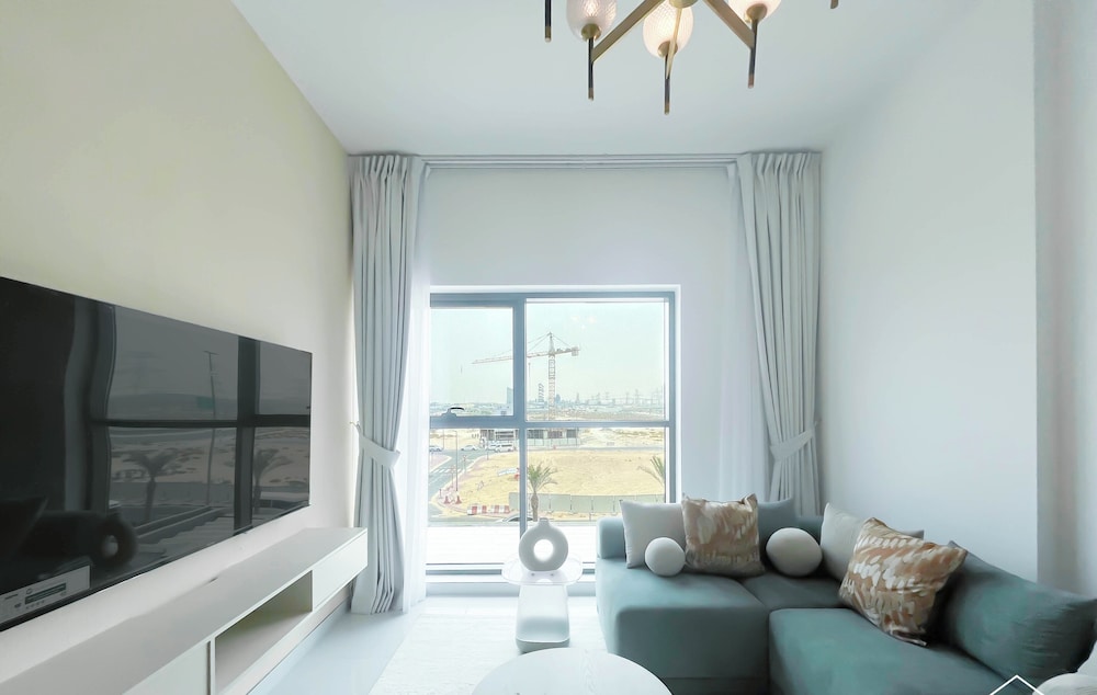 Bright 2bed Family Home: Pool, Gym & Kids Play
