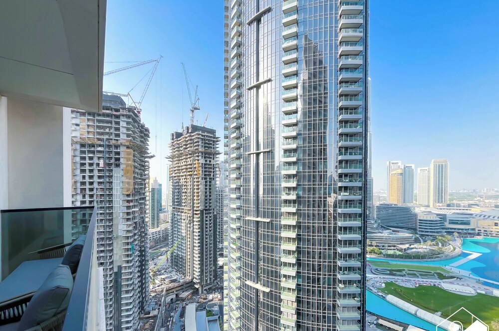 Skyline Elegance Fountain View 3BR in Downtown