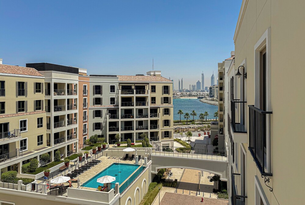 HiGuests - La Rive Classy 2BR & Balcony
