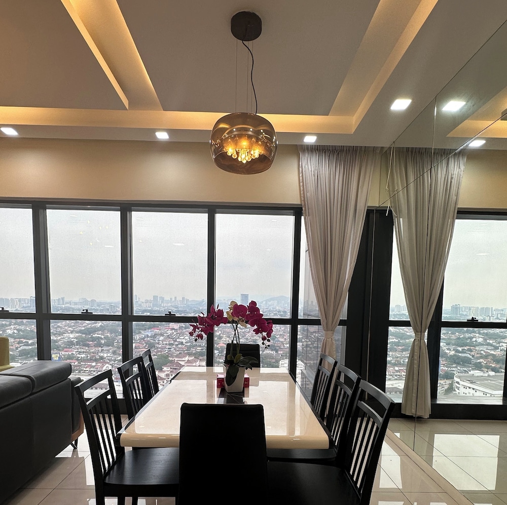 Skyline Luxe 4BR Retreat with En-suites