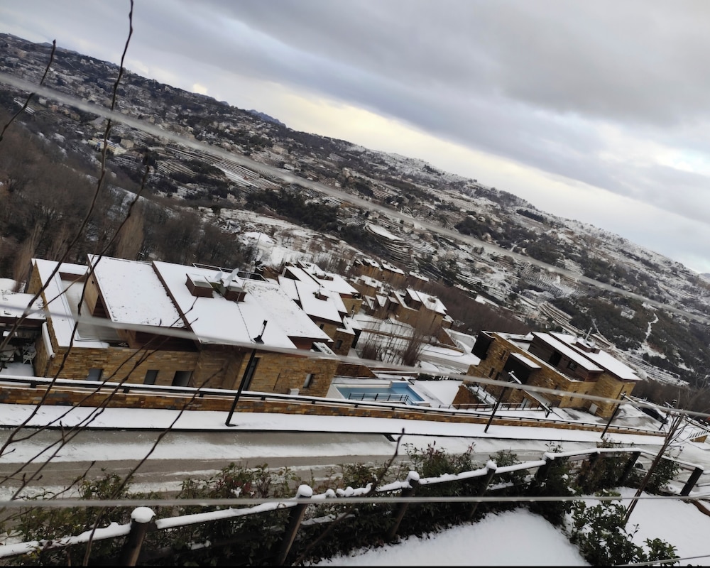 Redrock 1 br chalet faqra . Faraya