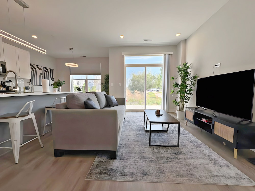 Modern 4BR with Parking - WV rep 4