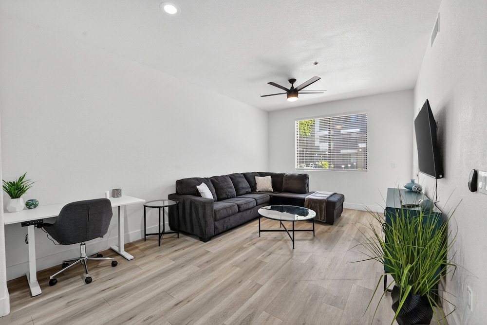 Chic 1br At Westgate Pool, Gym & Stadium Fun 1 Bedroom Apts
