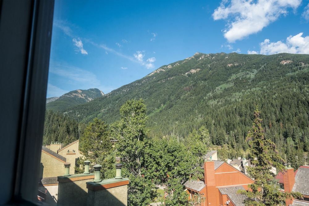 CENTRALLY Located 3-Br Home | TRUE Ski In/Out | FREE access to Pools & Hot Tubs