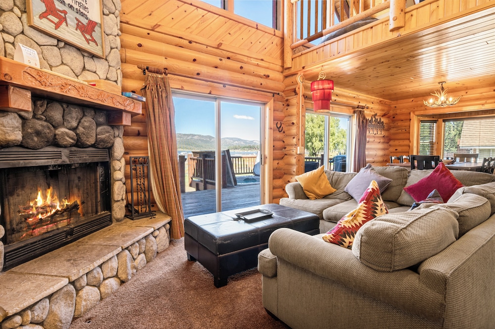3 Cubs Lakefront Cabin