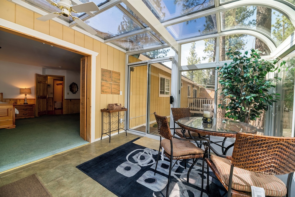 Cozy Fox Cabin view 4