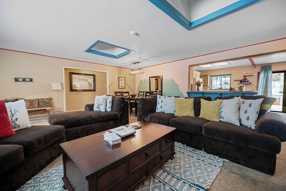 Wanderlust Lodge