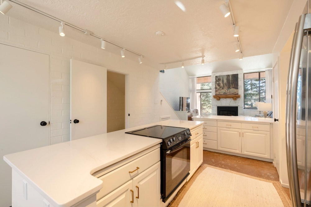Park Avenue 299-1790 2 Bedroom Condo