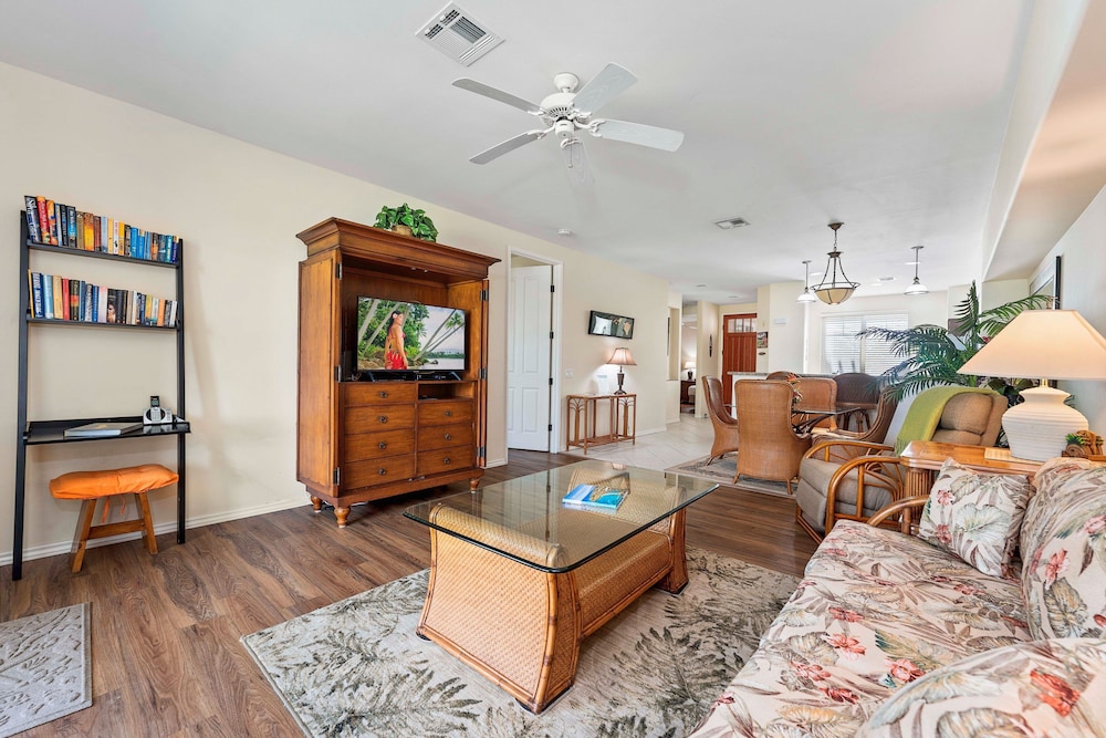 Concierge Included - Walk to Restaurants & Shopping - AC - Infinity Pool! -vrkcv
