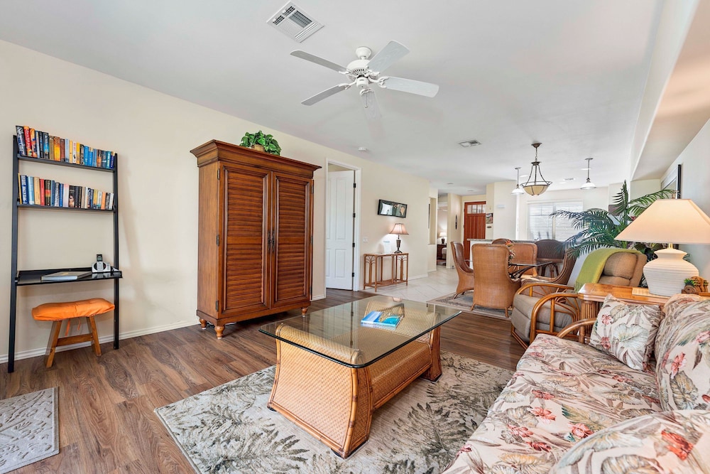 Concierge Included - Walk to Restaurants & Shopping - AC - Infinity Pool! -vrkcv