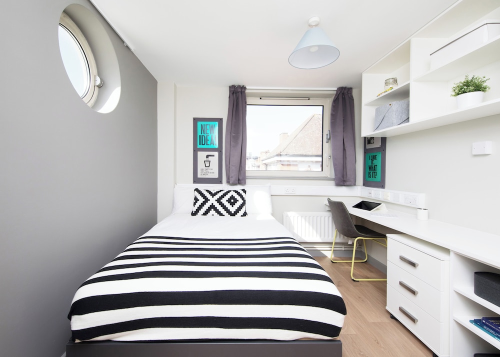 Student Only Ensuite Room in Apt London