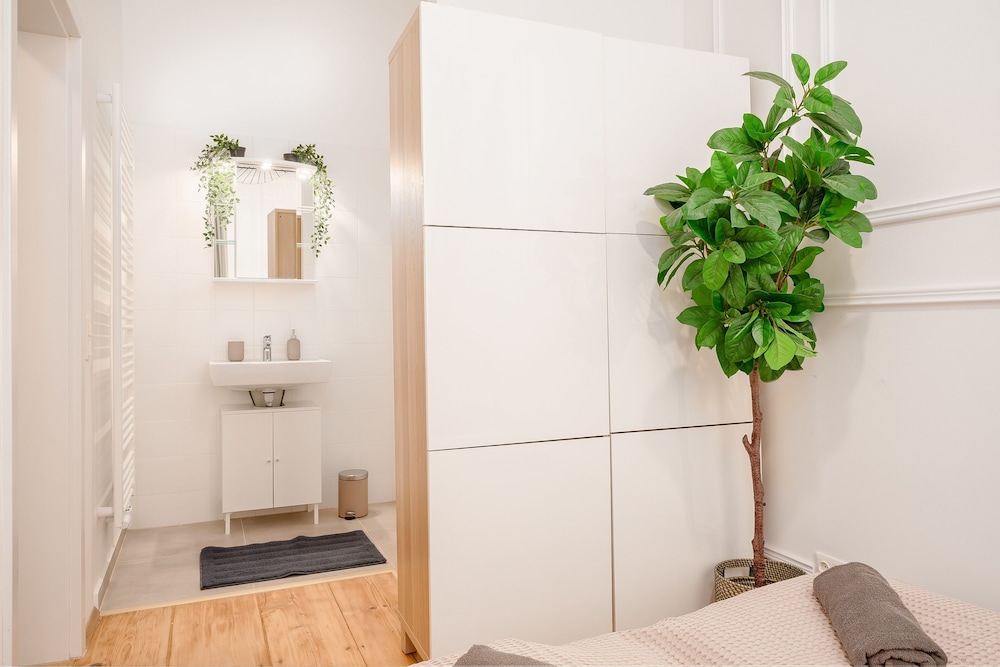City Apartment - 5 min to Metro