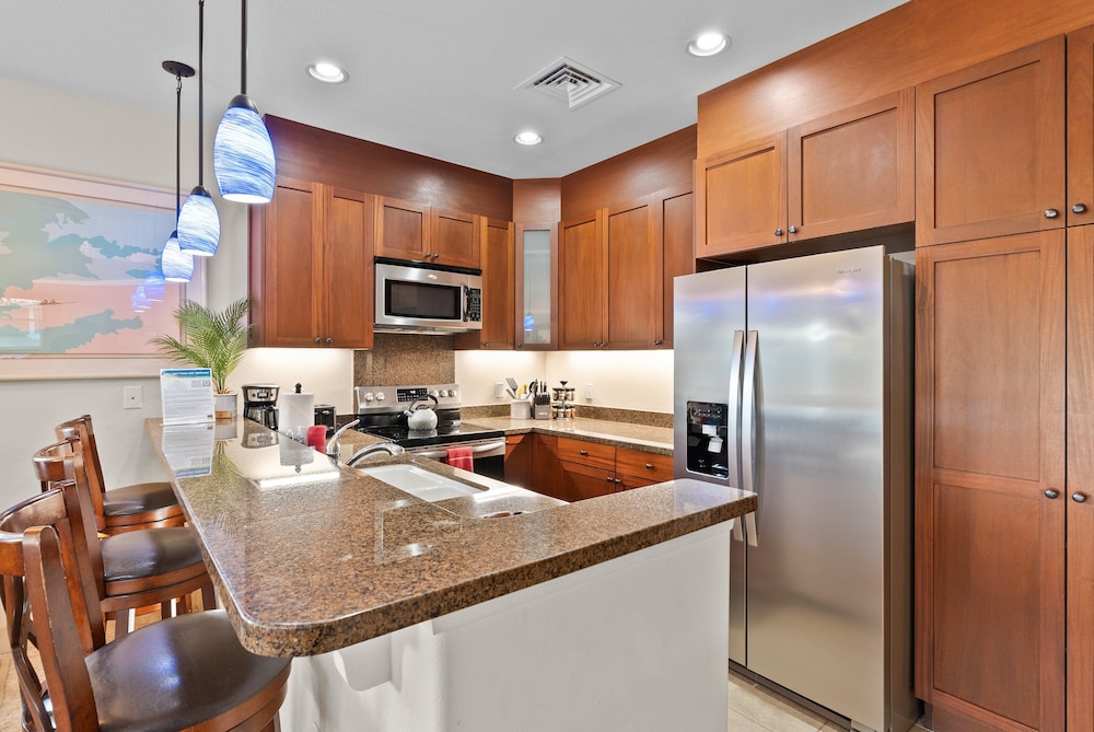 Peaceful Hawaiian Condo w Upscale Amenities - Near Dolphin Quest - Pool!- Vrkcv